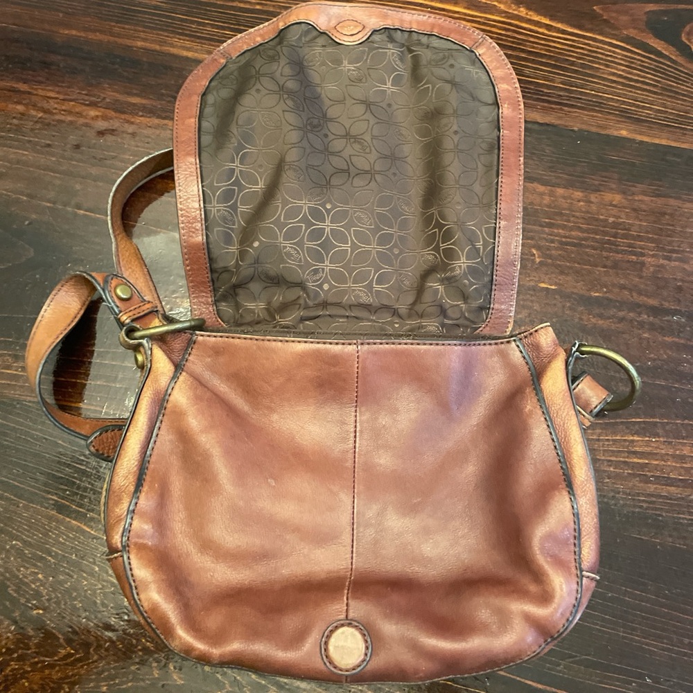 Fossil Brown Leather Crossbody Bag with Timeless Design - Picture 2 of 8